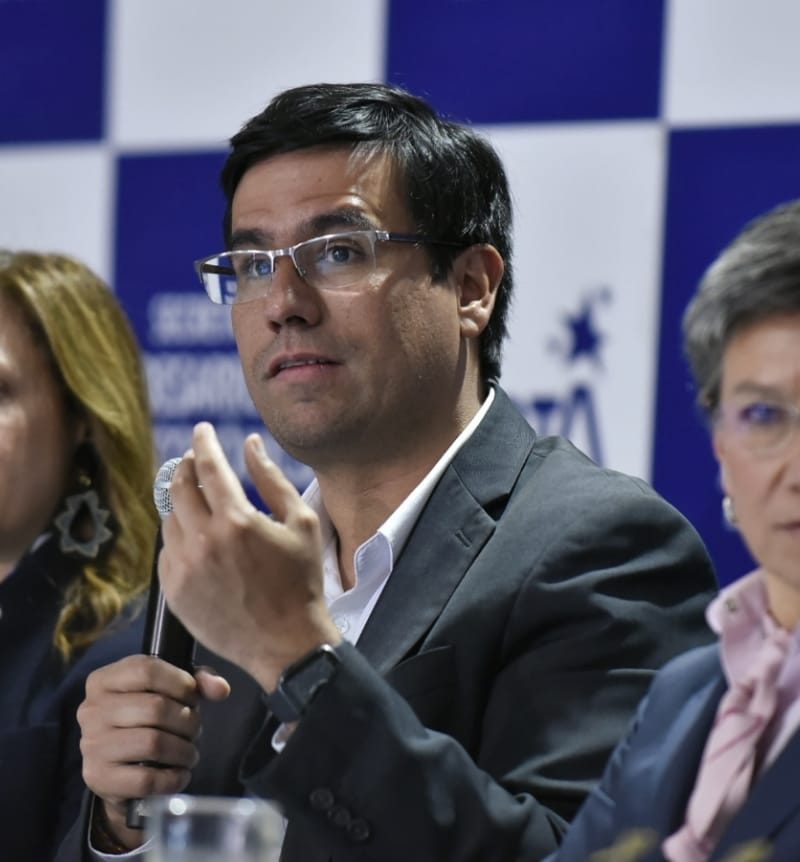 Foto del Secretario de Desarrollo Económico con la Alcaldesa de Bogotá