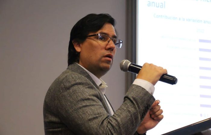 Imagen del secretario de desarrollo económico en evento de presentación del PIB de Bogotá en 2022