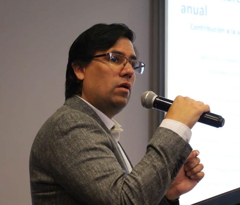 Imagen del secretario de desarrollo económico en evento de presentación del PIB de Bogotá en 2022