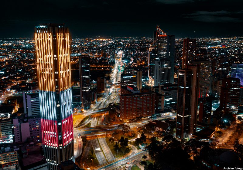 Imagen de la panorámica de Bogotá en la noche