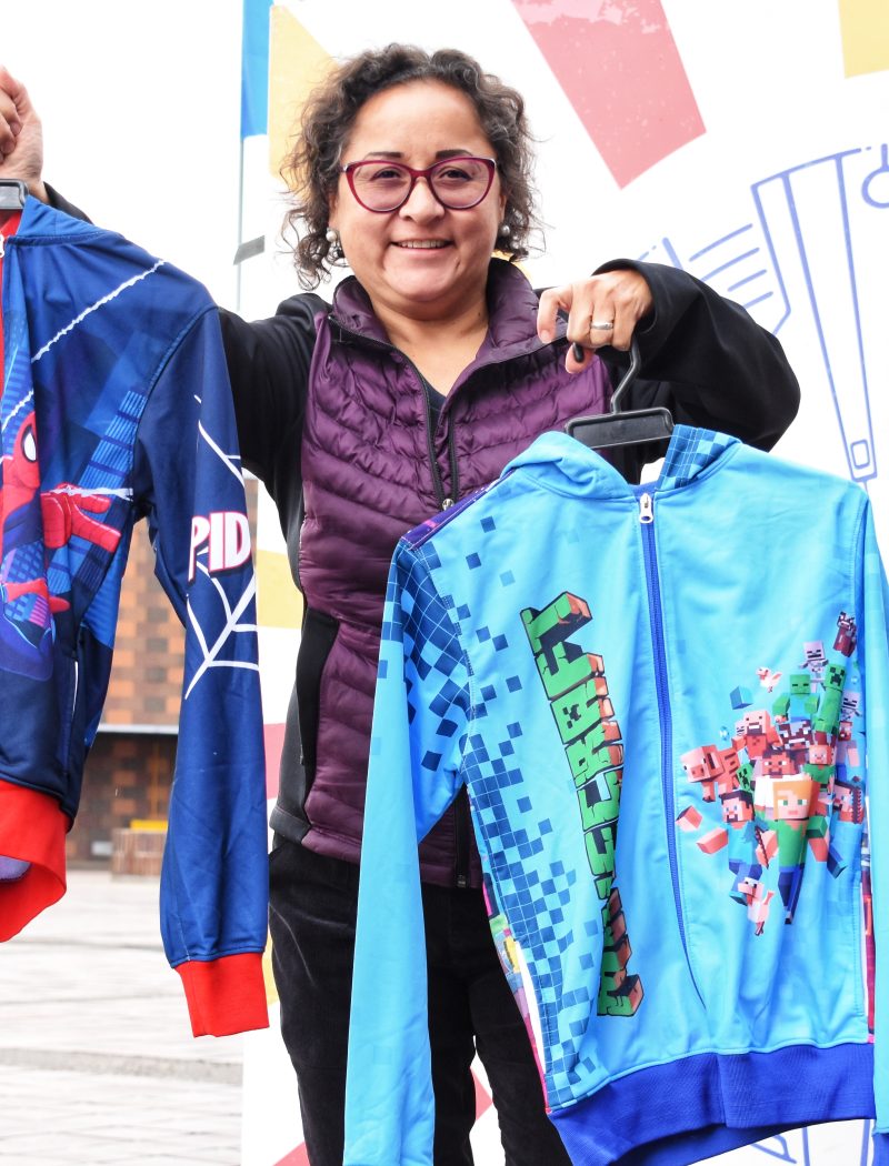 Fotografía de mujer emprendedora en feria de Hecho en Bogotá