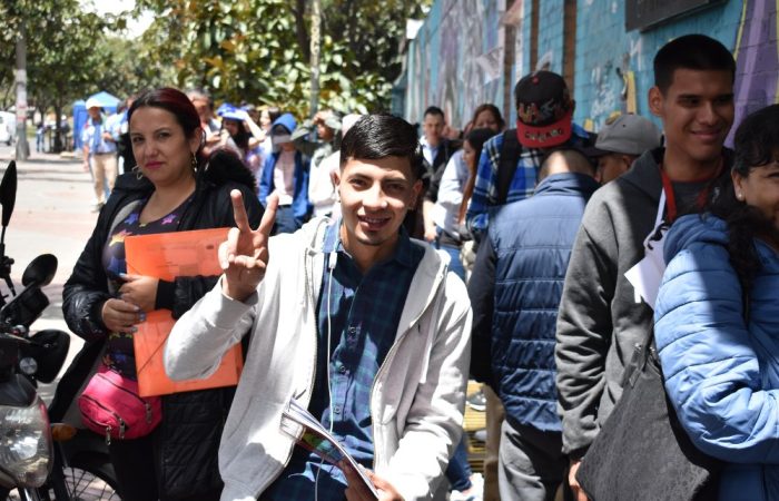 Imagen de jóvenes en feria de empleo