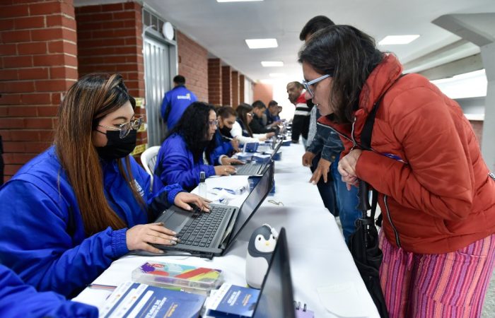 Imagen relacionada con registro de personas en feria de empleo