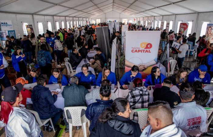 Imagen relacionada con grupo masivo de personas en una feria de empleo