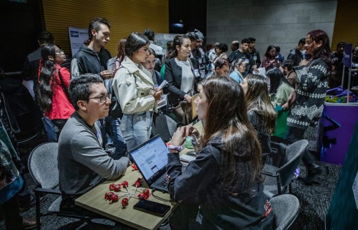 Imagen de jóvenes en feria laboral