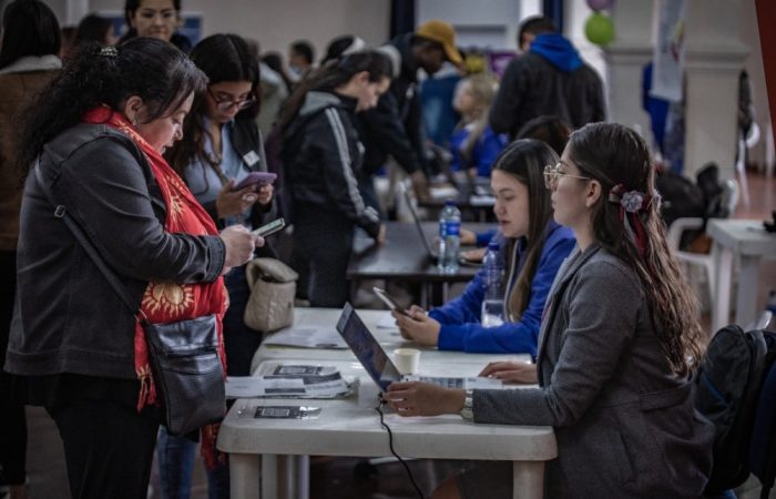 Imagen relacionada con personas que se isncriben en feria de empleo