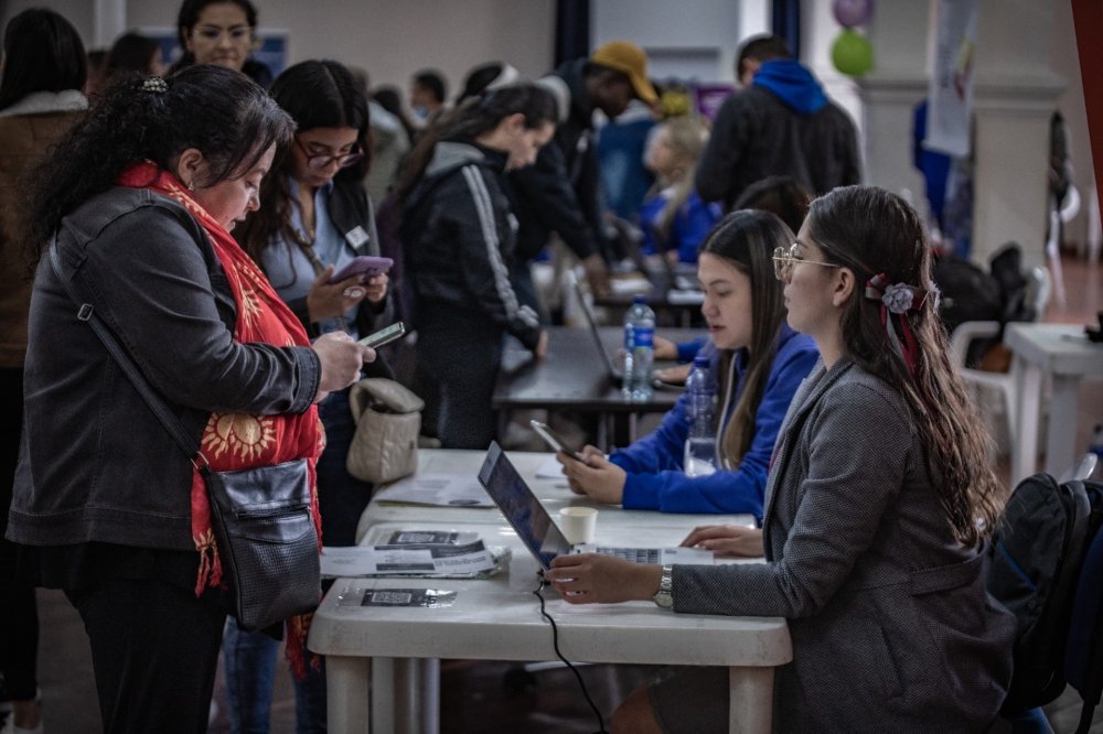 Imagen relacionada con personas que se isncriben en feria de empleo