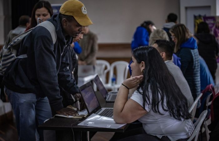 Imagen relacionada con persona que se inscribe en feria de empleo