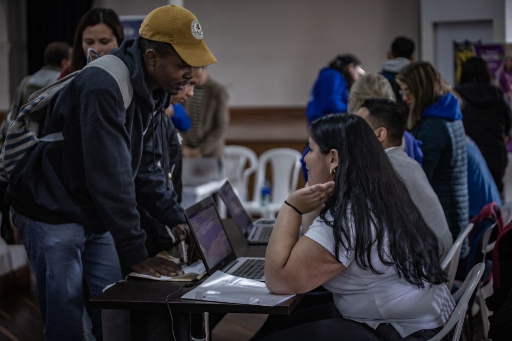 Imagen relacionada con persona que se inscribe en feria de empleo