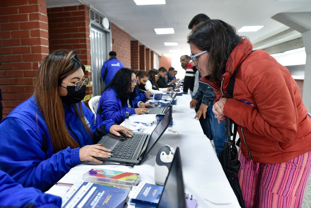 Imagen relacionada con mujer en inscrpción a feria de empleo