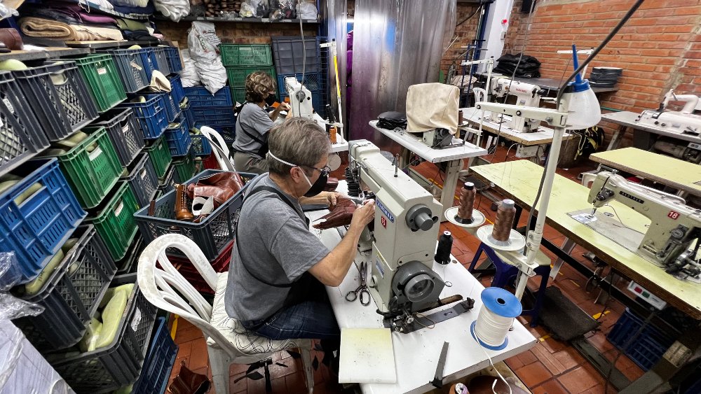 Imagen relacionada con personas trabajando en industria de manufactura