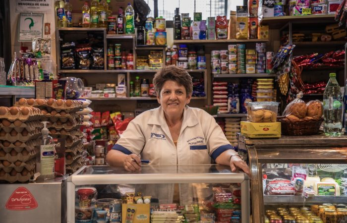 Imagen relacionada con mujer en una tienda de barrio