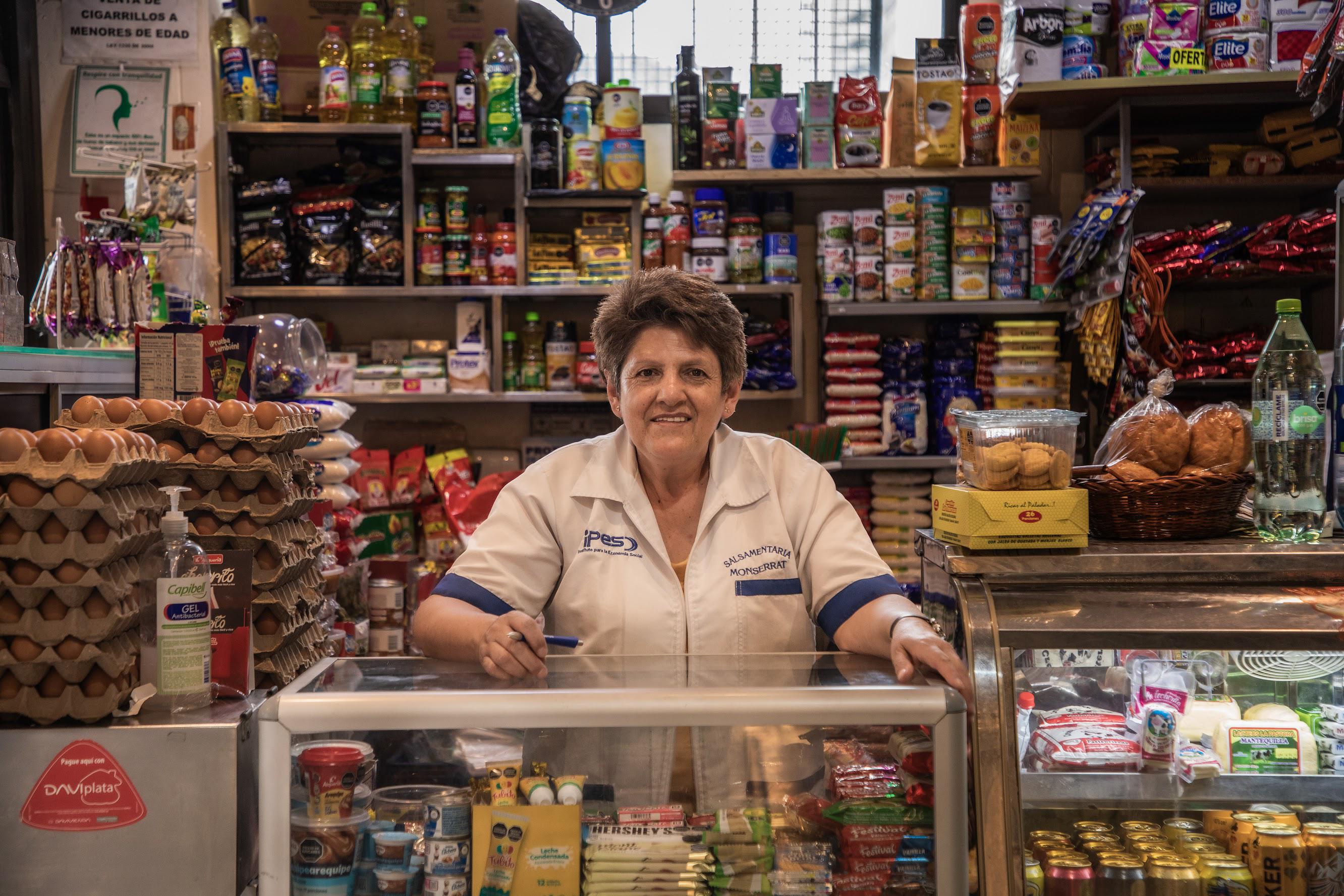 Imagen relacionada con mujer en una tienda de barrio