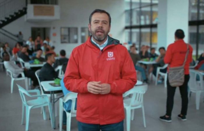 Imagen alusiva al alcalde Carlos Galán anunciando programa Bogotá sin hambre 2.0