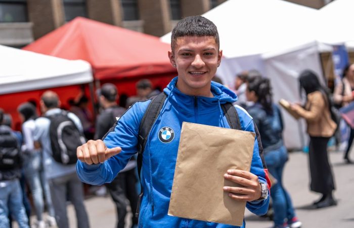 Imagen relacionada con joven en feria de empleo