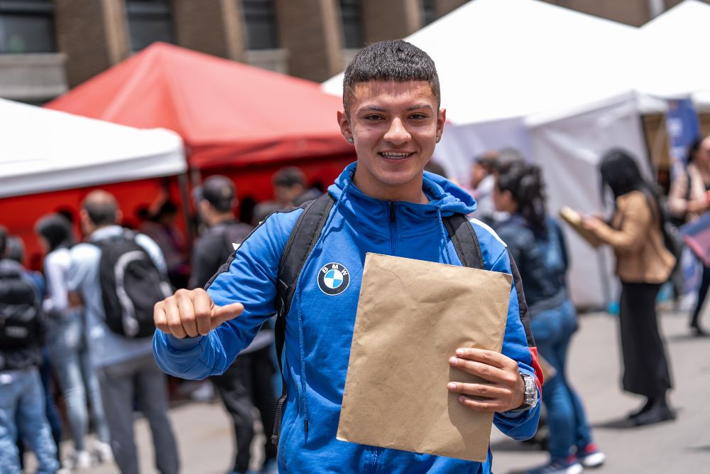 Imagen relacionada con joven en feria de empleo