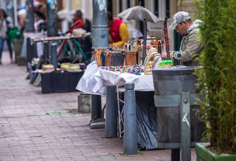 Imagen relacionada con vendedor informal en desarrollo de su actividad económica