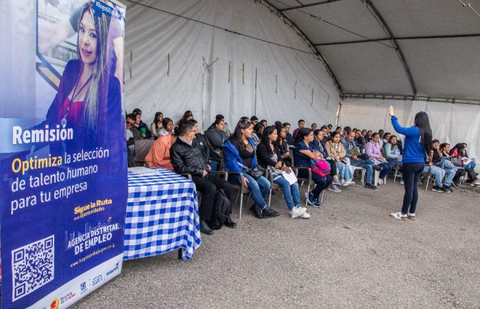 Imagen relacionada con feria de empleo con personas de diversas poblaciones