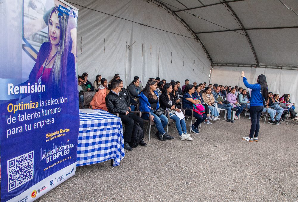 Imagen relacionada con feria de empleo con personas de diversas poblaciones