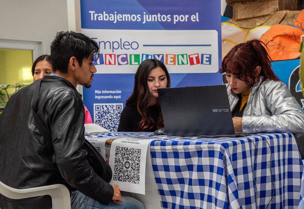 Imagen de una persona joven recibiendo orientación en una feria de empleo