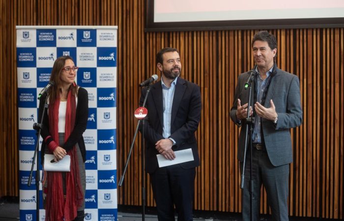 Imagen con el alcalde, Carlos Galán; la secretaria de Desarrollo Económico, María del Pilar López Uribe; y el presidente de Bancoldex, Javier Díaz