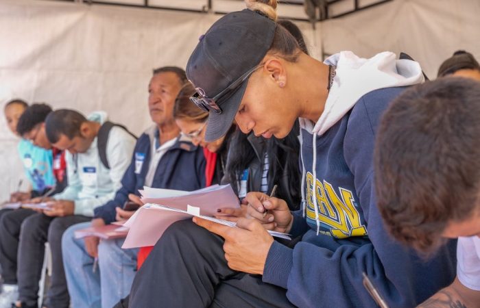 Omagend e joven en feria de empleo