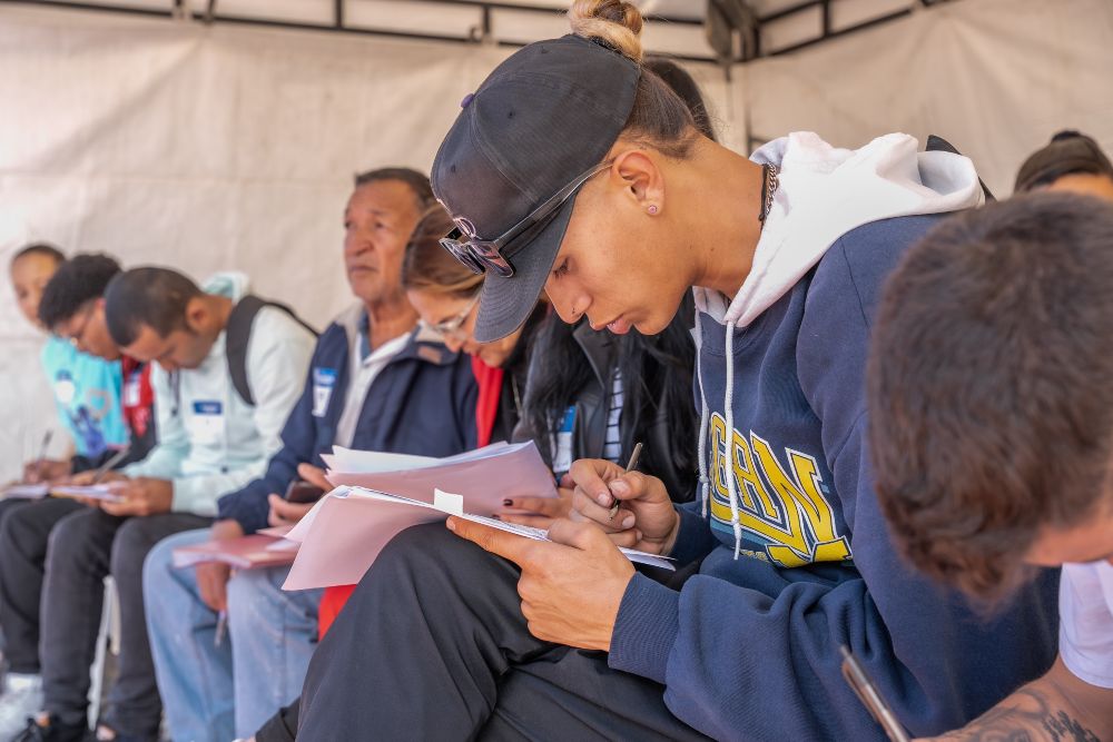 Omagend e joven en feria de empleo