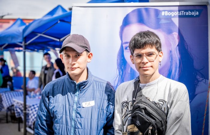 Jóvenes en feria de empleo