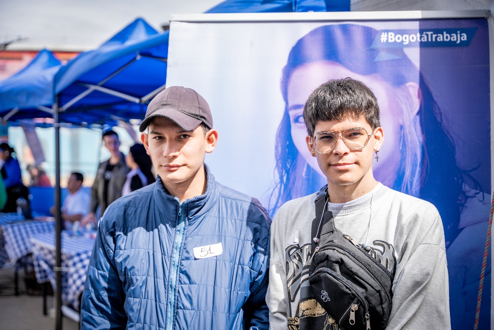 Jóvenes en feria de empleo