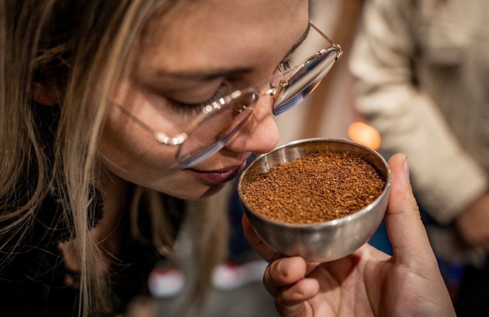 Imagen relacionada con mujer que degusta un café