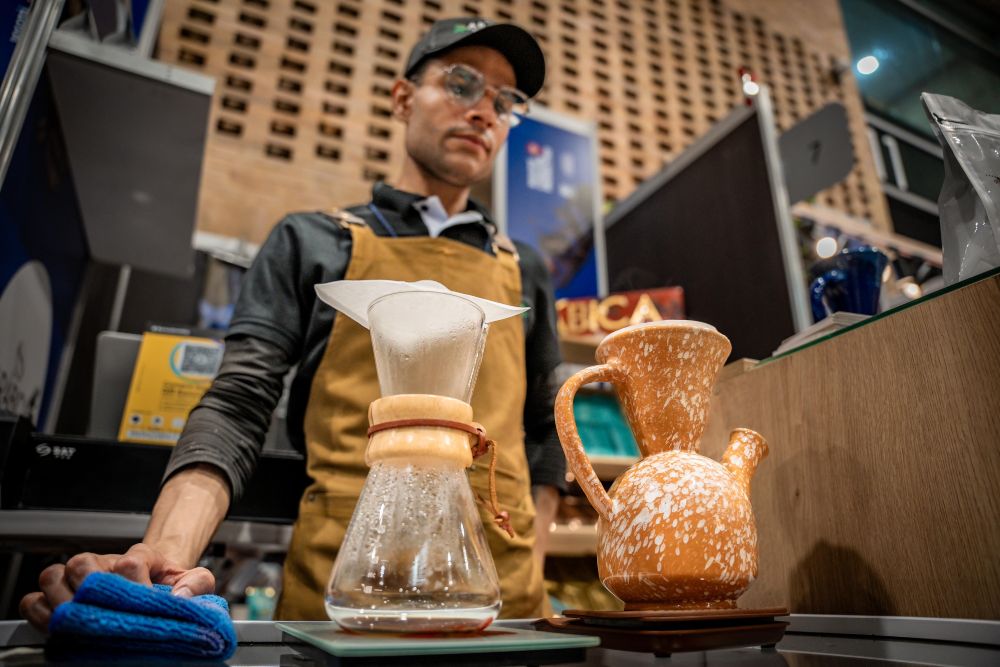 Imagen relacionada con empresario exhibiendo sus productos alrededor del café