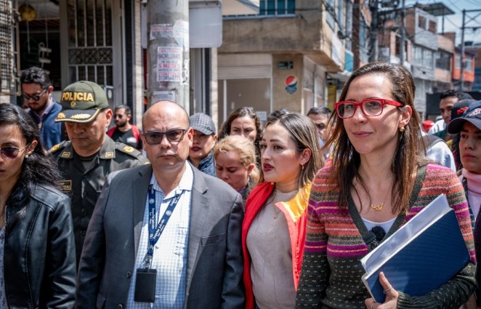 Imagen de funcionarios del Distrito en barrio de María Paz