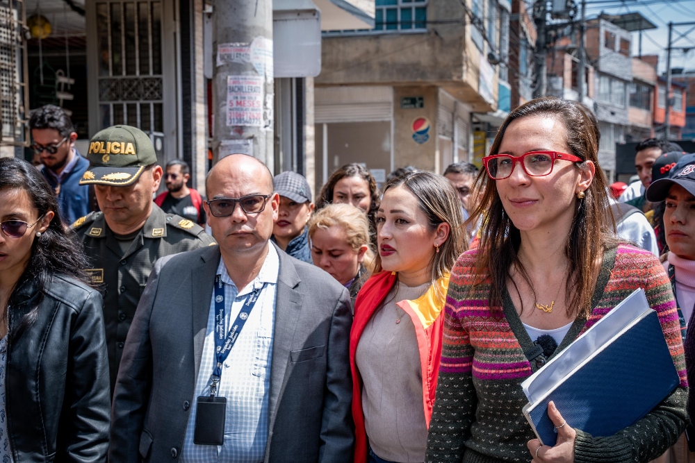 Imagen de funcionarios del Distrito en barrio de María Paz