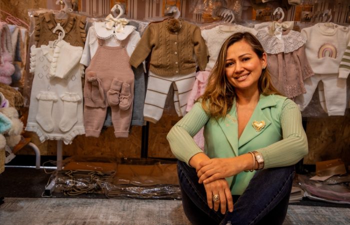 Imagen relacionada con mujer emprendedora con prendas de línea infantil