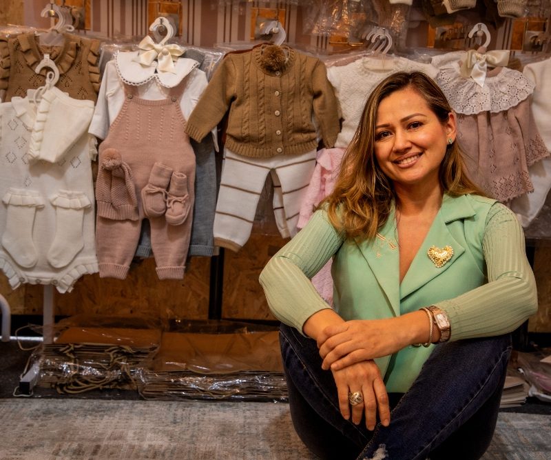 Imagen relacionada con mujer emprendedora con prendas de línea infantil