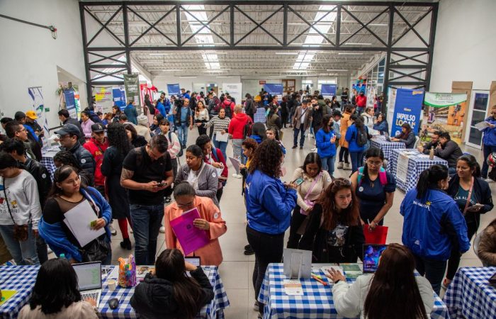 Imagen de feria de empleo con asistencia concurrida