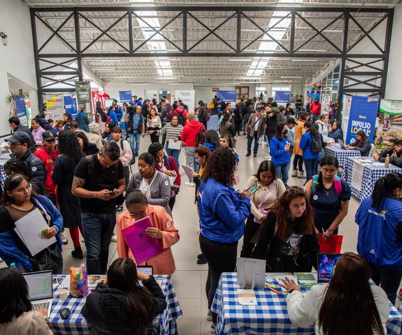 Imagen de feria de empleo con asistencia concurrida