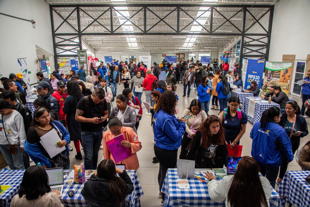 Imagen de feria de empleo con asistencia concurrida