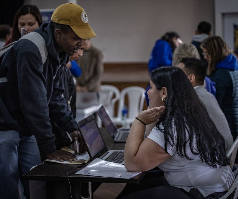 Imagen relacionada con hombre recibiendo orientación en búsqueda de empleo