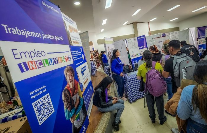 Imagen de personas en proceso de registro en feria de empleo