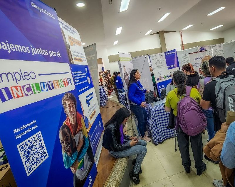 Imagen de personas en proceso de registro en feria de empleo