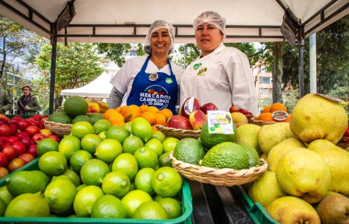 Imagen relacionada con personas en un puesto de mercado