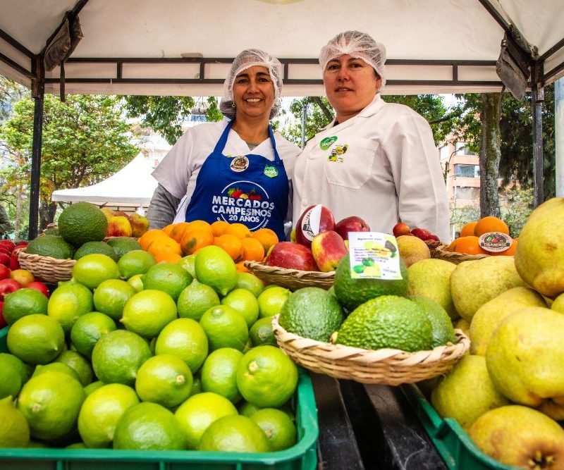 Imagen relacionada con personas en un puesto de mercado