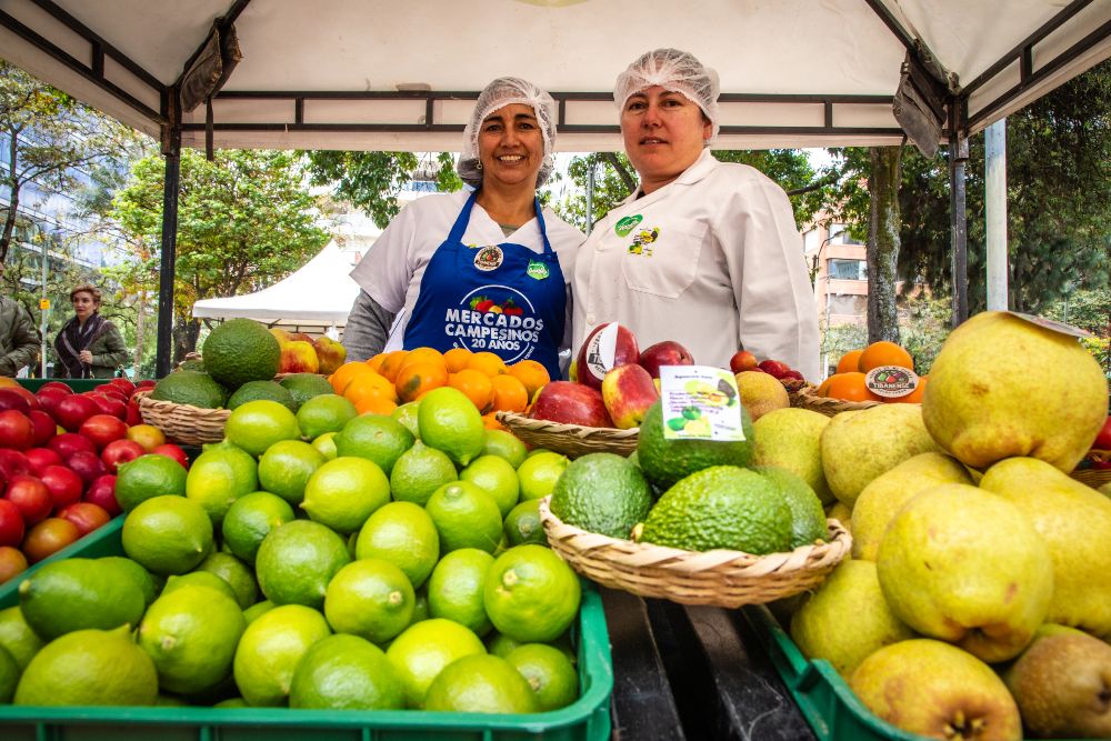 Imagen relacionada con personas en un puesto de mercado