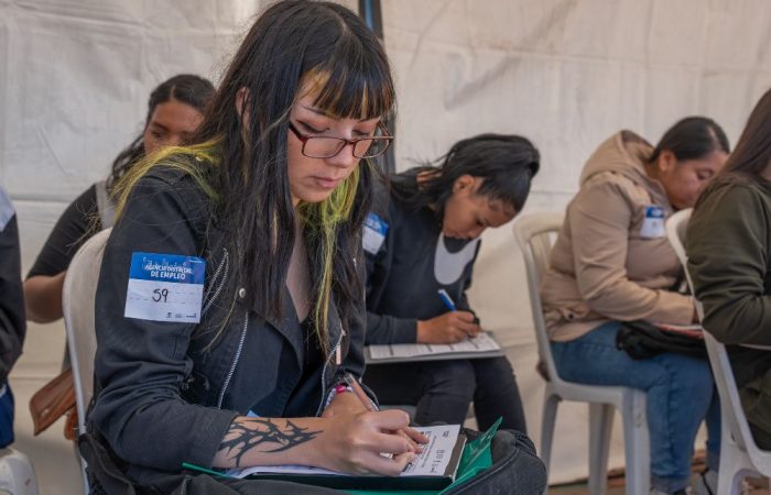 Imagen relacionada con mujer joven en feria de empleo