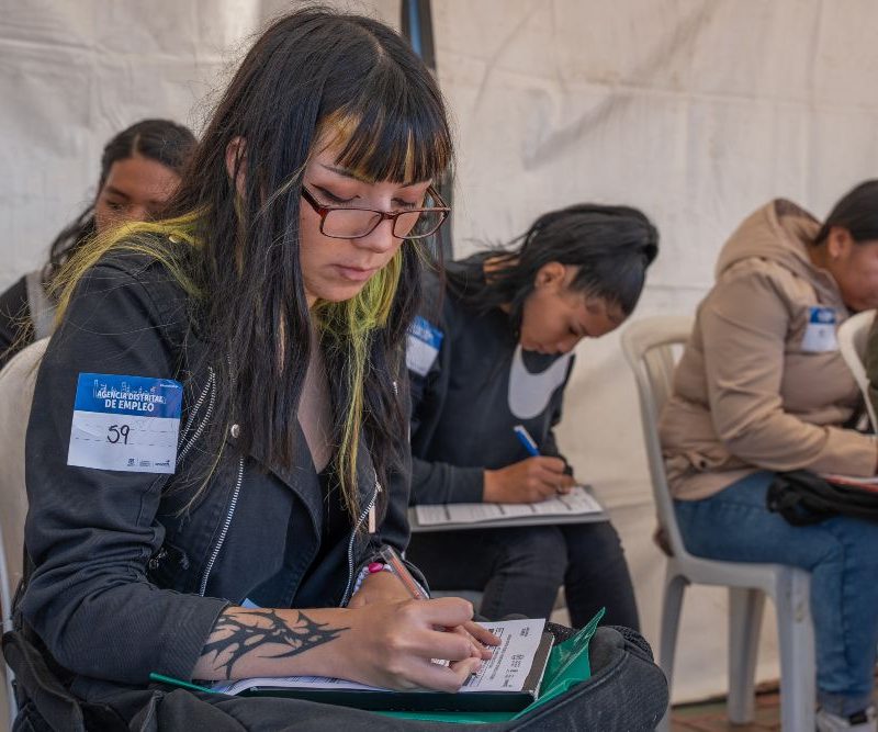 Imagen relacionada con mujer joven en feria de empleo