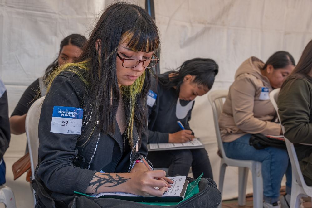 Imagen relacionada con mujer joven en feria de empleo