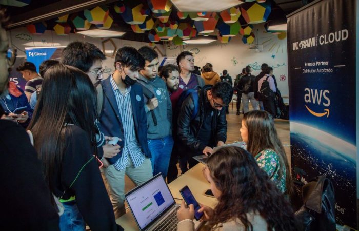 Imagen de jóvenes asistentes a JOb Fest: feria de empleo, en alianza con Amazon services