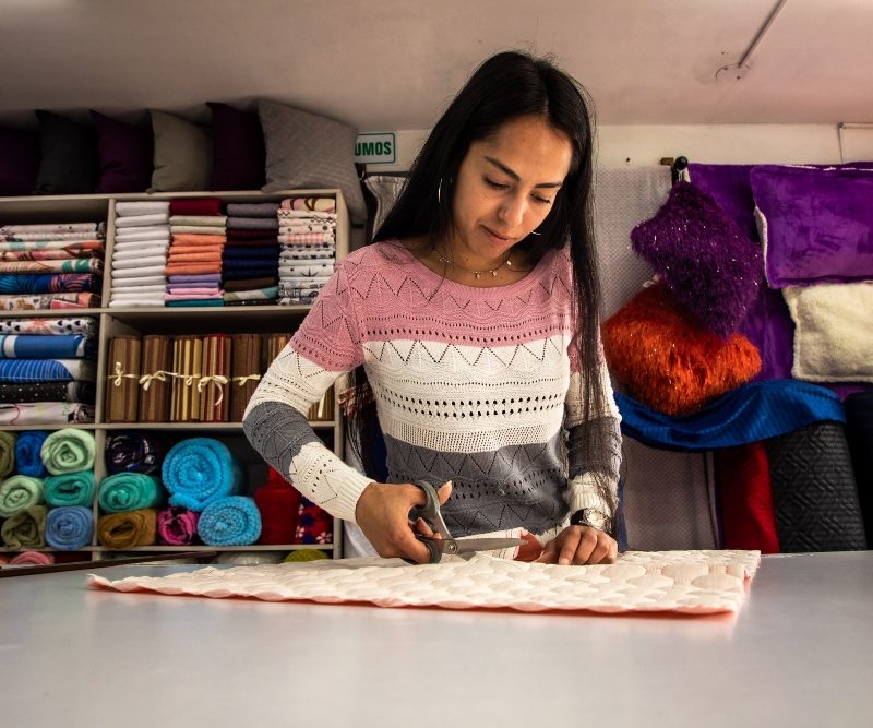 Imagen relacionada con una mujer desarrollando actividades en una empresa de textiles