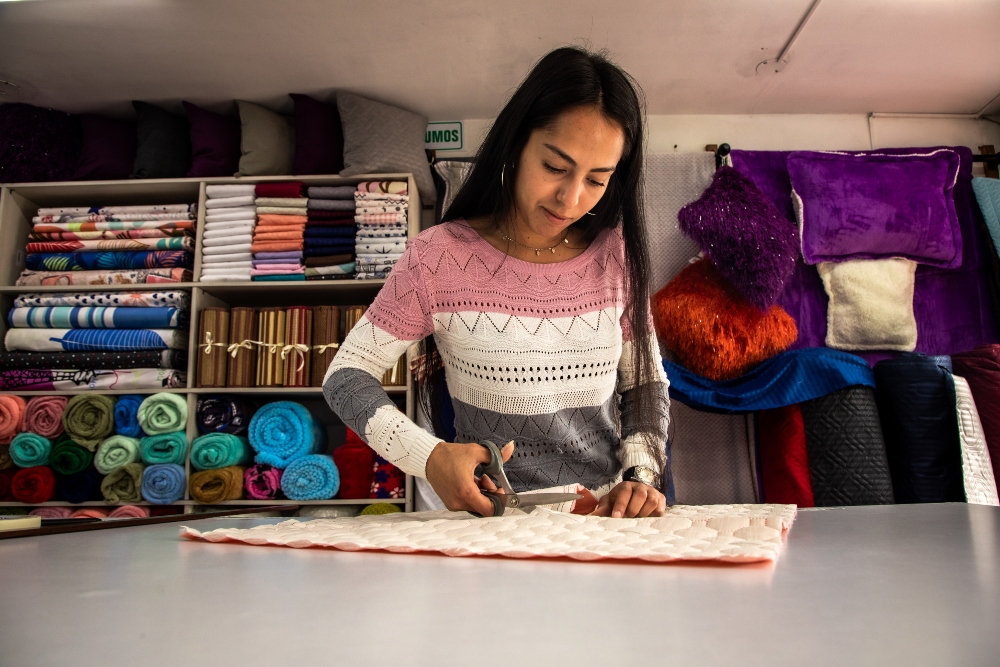 Imagen relacionada con una mujer desarrollando actividades en una empresa de textiles